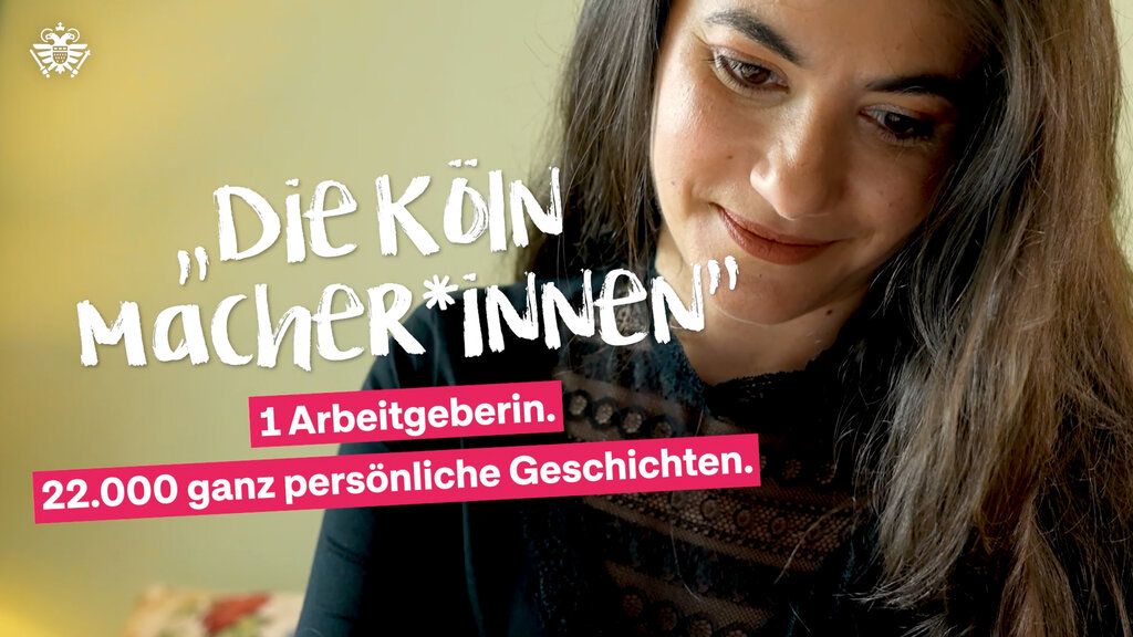 Ein Frau lächelt. Dazu der Text: "Die Köln Macher*innenn". 1 Arbeitgeber, 22.000 ganz persönliche Geschichten.