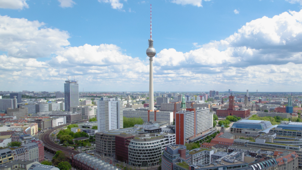 Ansicht von Berlin mit dem Alexanderplatz in der Mitte.