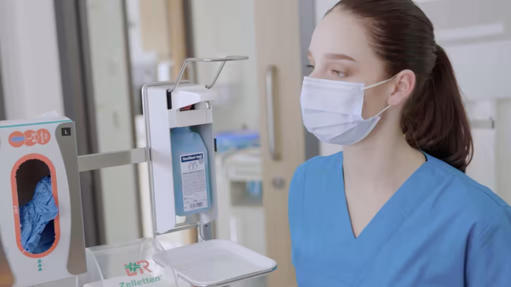 Pflegekraft mit Mundschutz und Desinfektionsmitteln