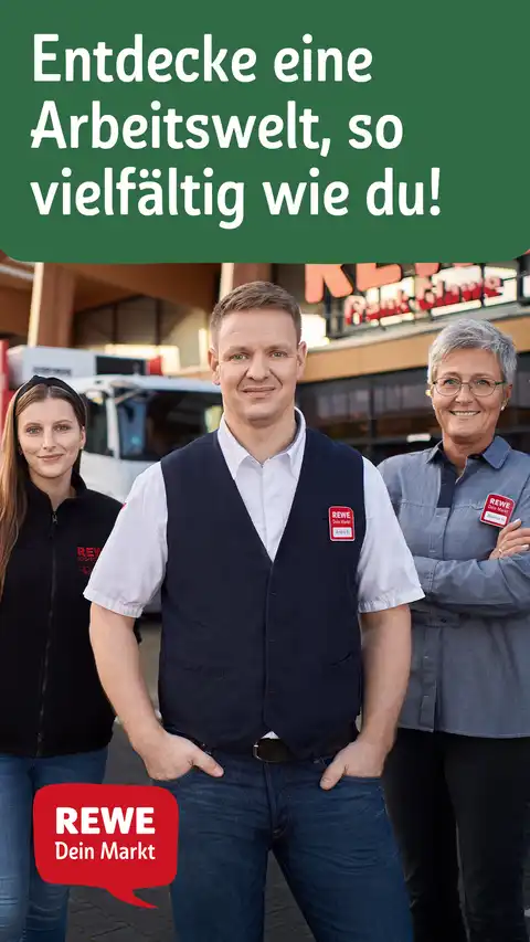 Drei REWE-Mitarbeiter stehen vor einer Filiale.