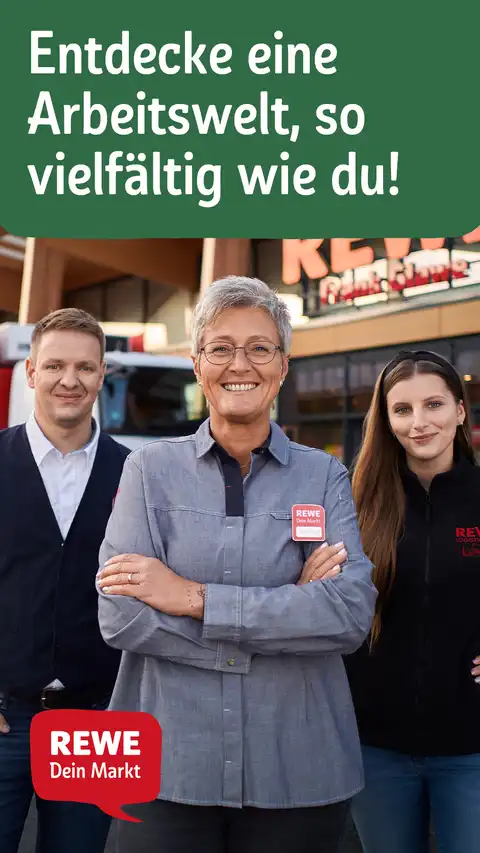 Drei REWE-Mitarbeiter stehen vor einer Filiale.