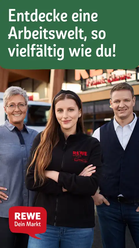 Drei REWE-Mitarbeiter stehen vor einer Filiale.