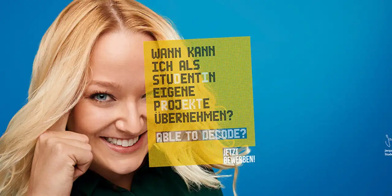 Motiv Employer Branding Kampagne für Arvato. Frau mit blonden langen Haaren im Halbportrait.
