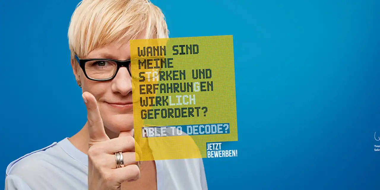 Frau mit kurzen blonden Haaren und Brille im Halbportrait wirbt für Jobs bei Arvato.