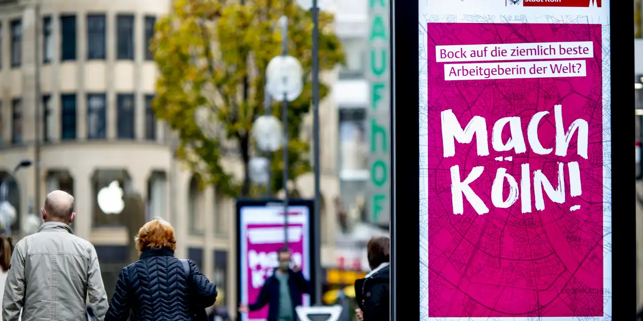 Anzeigentafel Werbung Köln Nahaufnahme