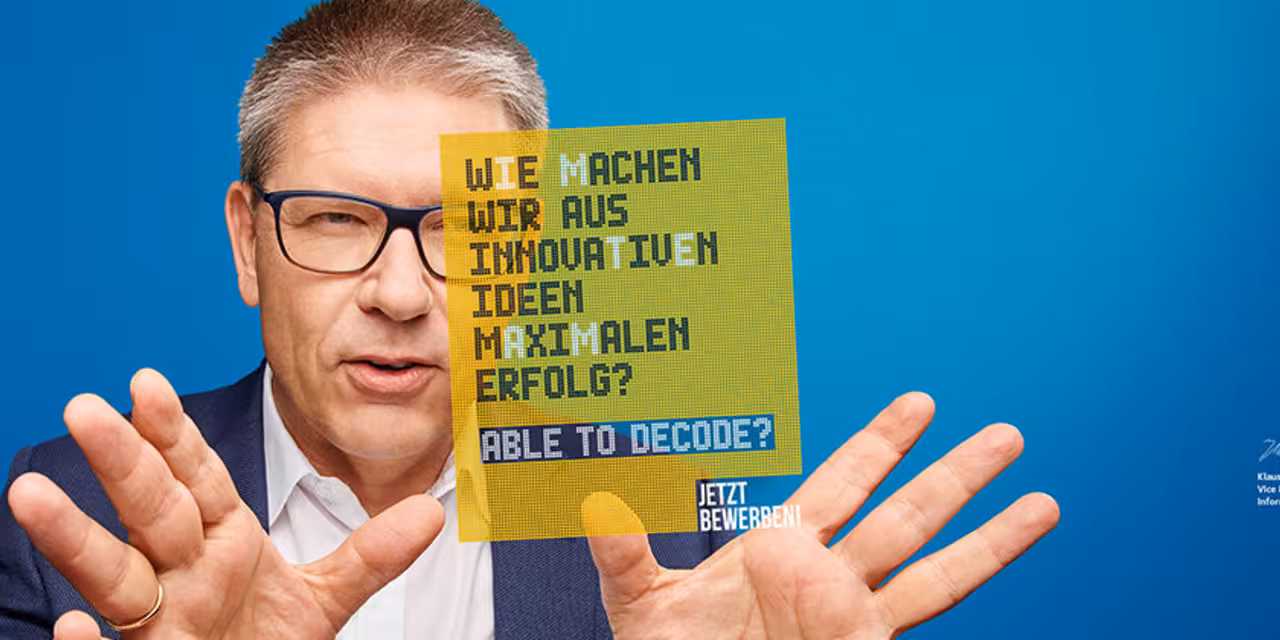 Motiv Employer Branding Kampagne für Arvato. Mann mit Brille im Halbportrait.