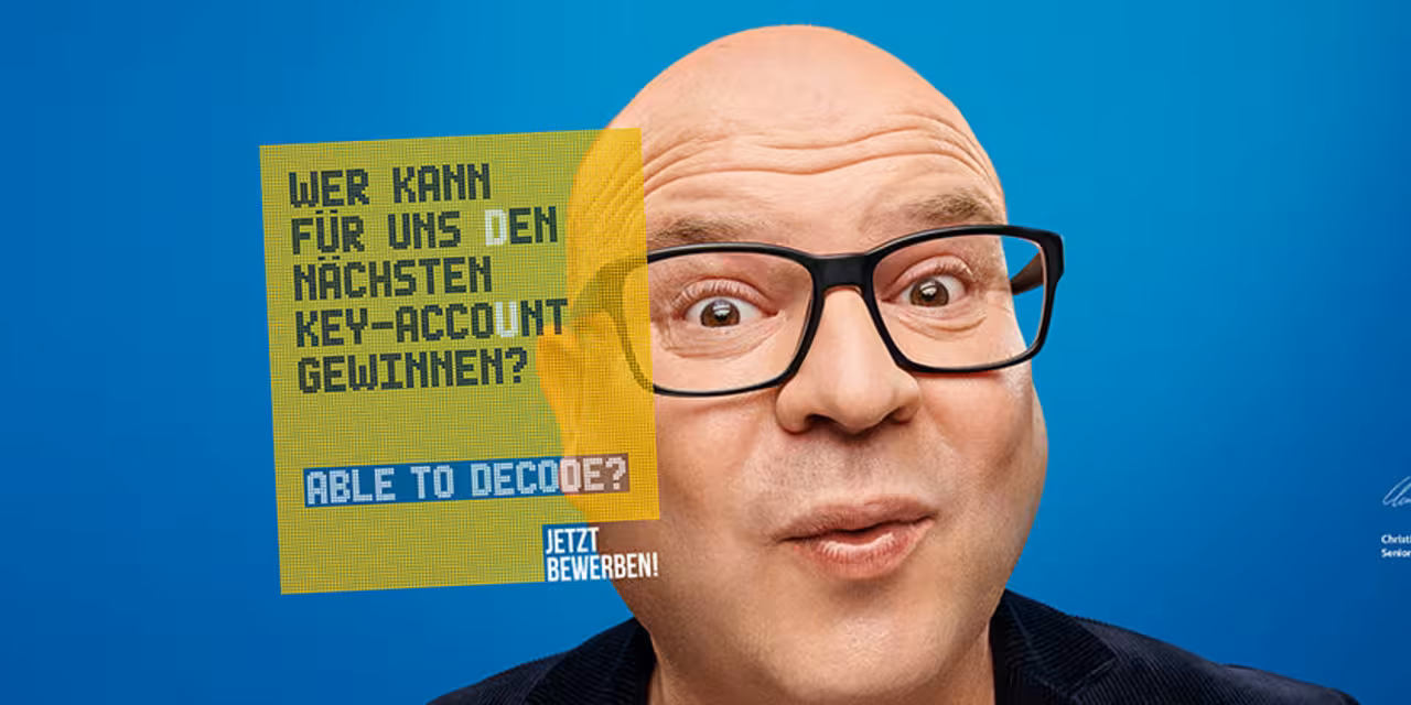 Motiv Employer Branding Kampagne für Arvato. Mann mit Vollglatze  im Halbportrait.