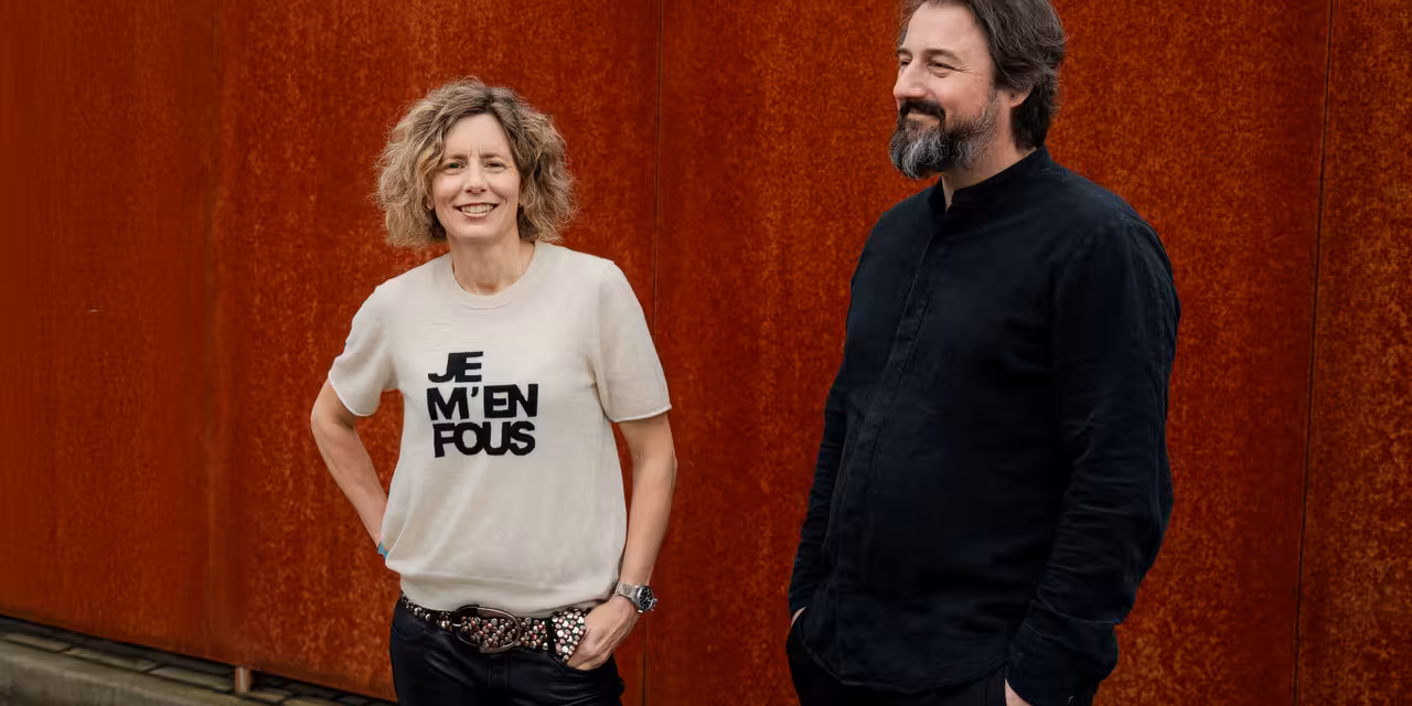 Sabine Castenow und Peter Johannes, die Geschäftsführung der Castenow GmbH stehen lachend nebeneinander.