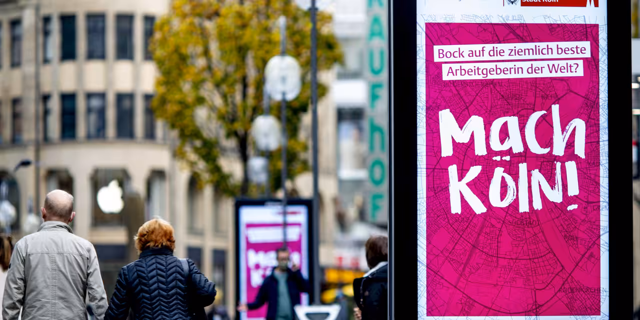 Anzeigentafel Werbung Köln Nahaufnahme