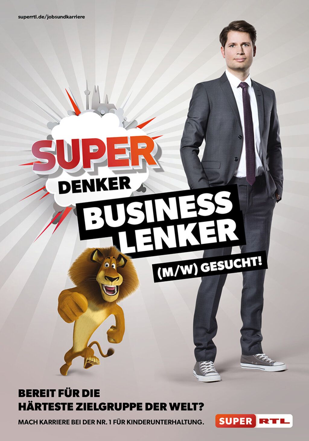 Junger Mann im Anzug mit Turnschuhen wirbt für einen Job bei Super RTL. Text: Super-Denker-Business-Lenker.