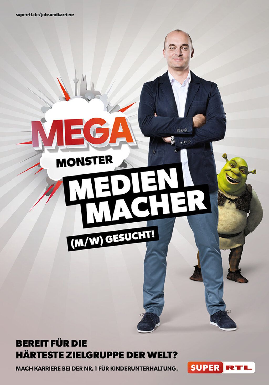 Junger Man mit Jacket und Jeans wirbt für einen Job bei SUPER RTL. Text: Mega-Monster-Medien-Macher.
