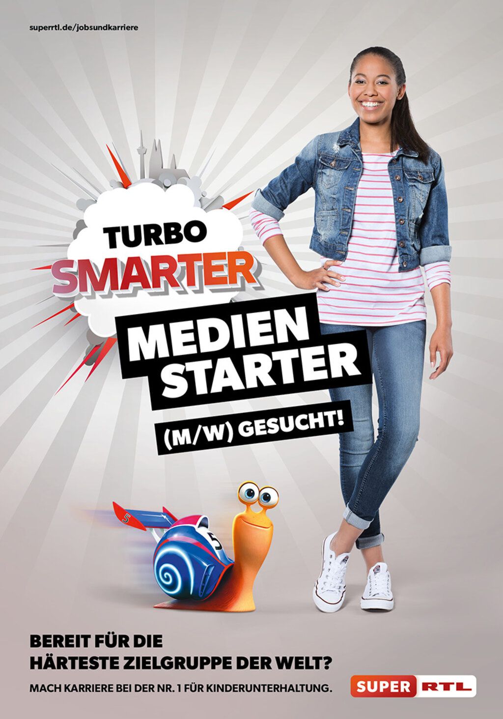 Junge Frau mit Jeansjacke wirbt für einen Job bei Super RTL. Text: Turbo-smarter Medien-Starter.