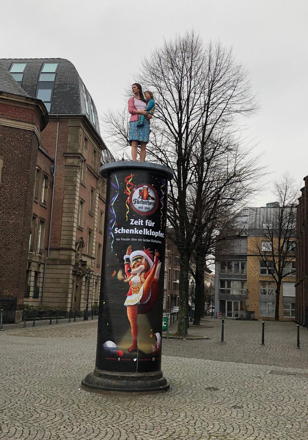 Werbeplakat der Brauerei Füchschen auf einer Litfaßsäule in der Düsseldorfer Altstadt