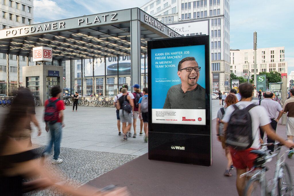 Kampagnenmotive der Johannniter Unfall Hilfe am Potsdamer Platz