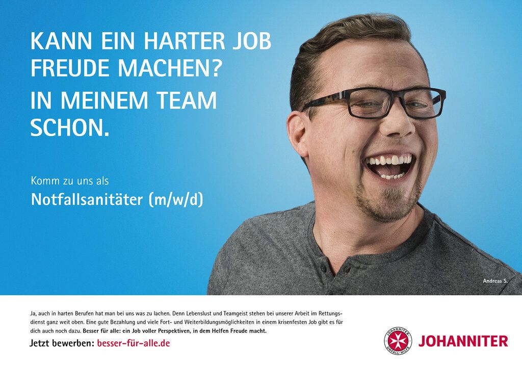 Ein Notfallsanitäter der Johanniter Unfall Hilfe und der Text "Kann einer harter Job Freude machen? In meinem Team schon."