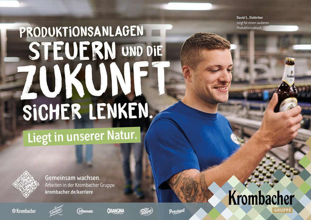 Ein Werbeplakat mit einem Krombach-Mitarbeiter und dem Text: Produktionsanlagen steuern und die Zukunft sicher lenken. Liegt in unserer Natur.