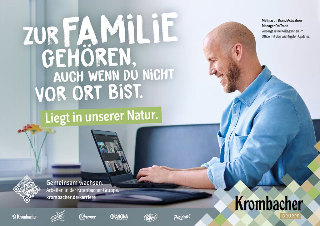 Ein Werbeplakat mit einem Krombach-Mitarbeiter und dem Text: Zur Familie gehören, auch wenn du nicht vor Ort bist. Liegt in unserer Natur.
