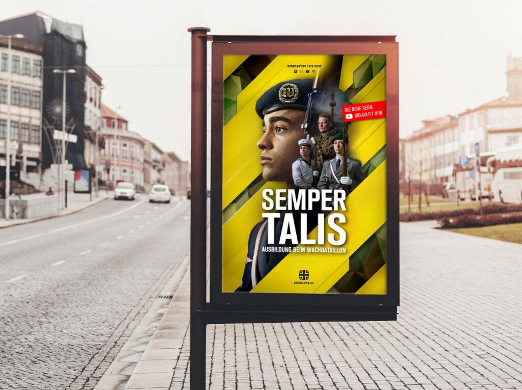 Ein Werbeplakat zur Bundeswehr-Youtube-Serie "Semper Talis" auf einem Straßenschild.