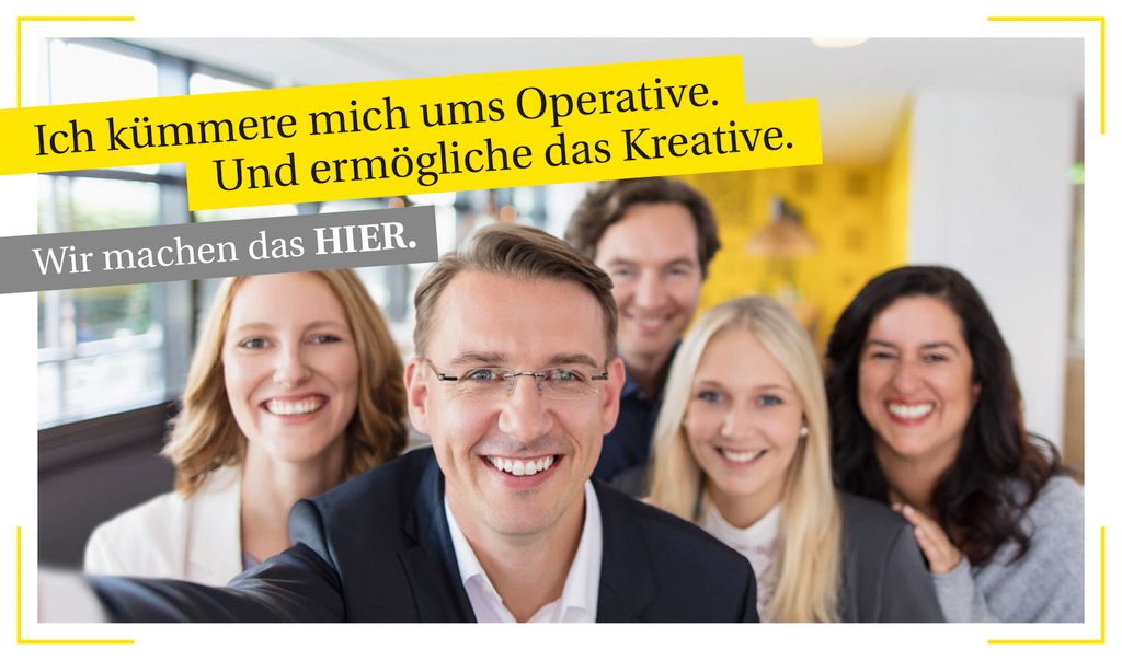 Mitarbeiter der Rheinischen Post Mediengruppe lachen in die Kamera.