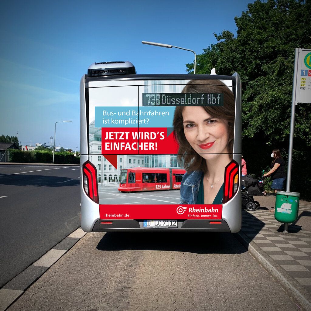 Ein Werbeplakat der Rheinbahn auf der Rückseite eines Busses