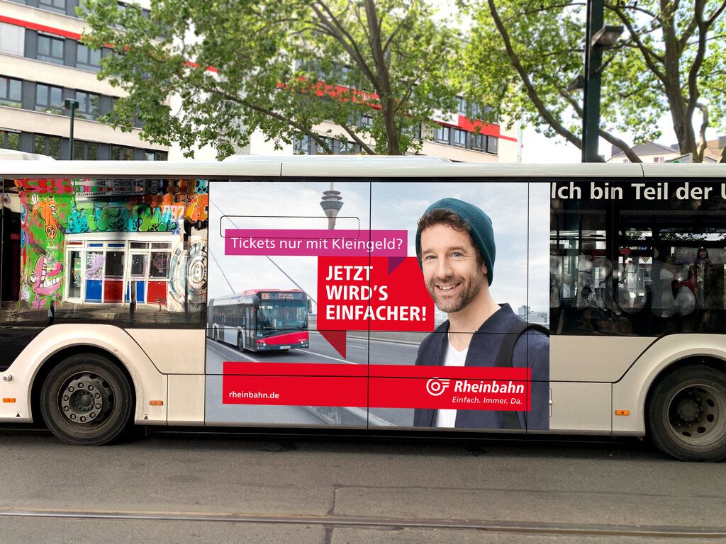 Ein Werbeplakat der Rheinbahn auf der Seite eines Busses.