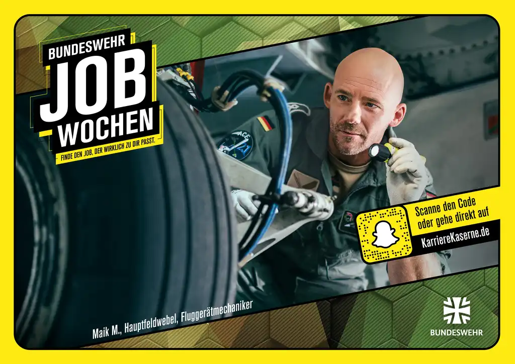 Ein Soldat ist als Fluggerätmechaniker im Einsatz.