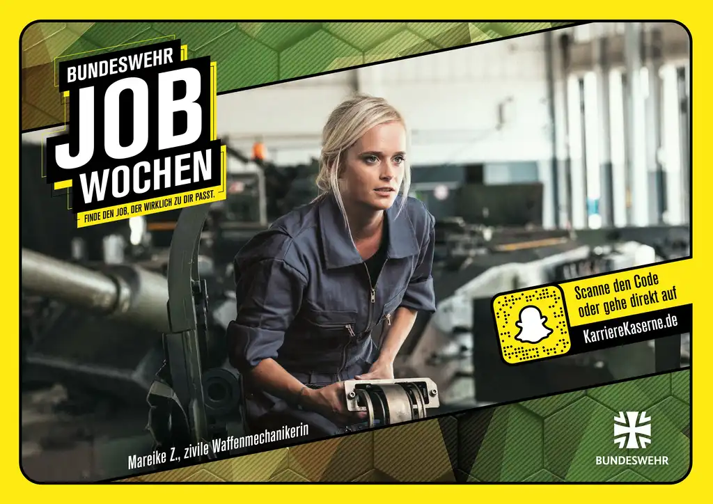 Eine Waffenmechanikerin der Bundeswehr an ihrem Arbeitsplatz.