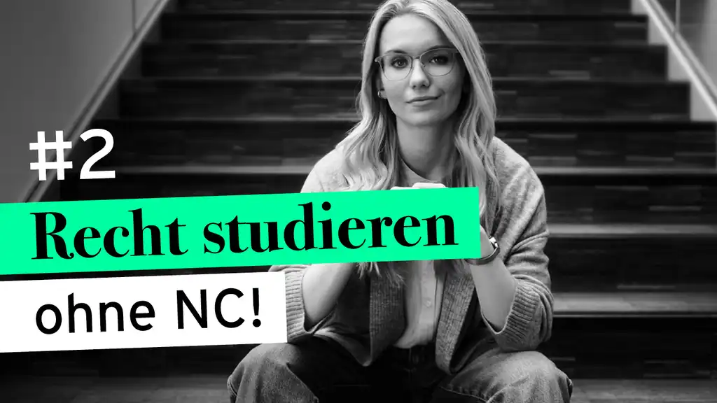 Mitarbeiterin der Justiz sitzt auf einer Treppe. Dazu der Text: "Recht studieren ohne NC!"