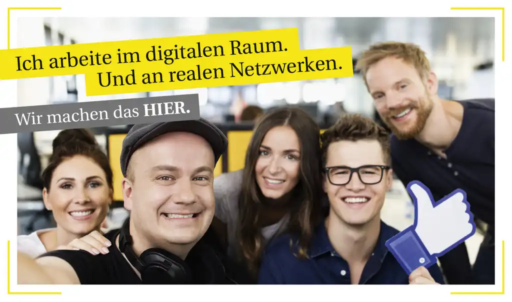 Mitarbeiter der Rheinischen Post Mediengruppe lachen in die Kamera.