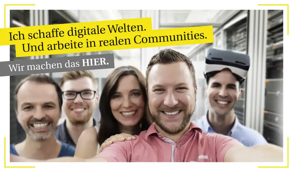Mitarbeiter der Rheinischen Post Mediengruppe lachen in die Kamera.