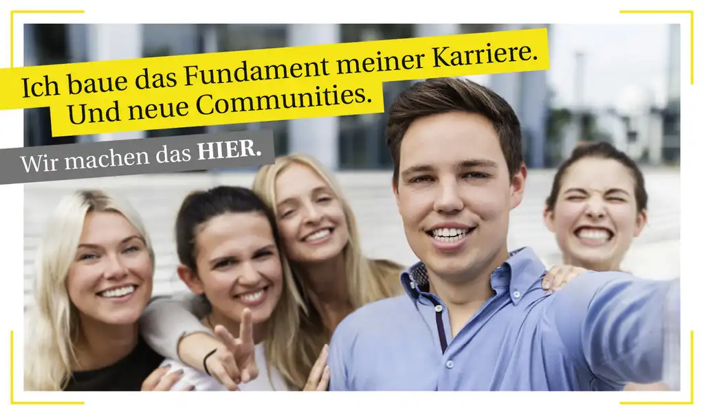 Mitarbeiter der Rheinischen Post Mediengruppe lachen in die Kamera.