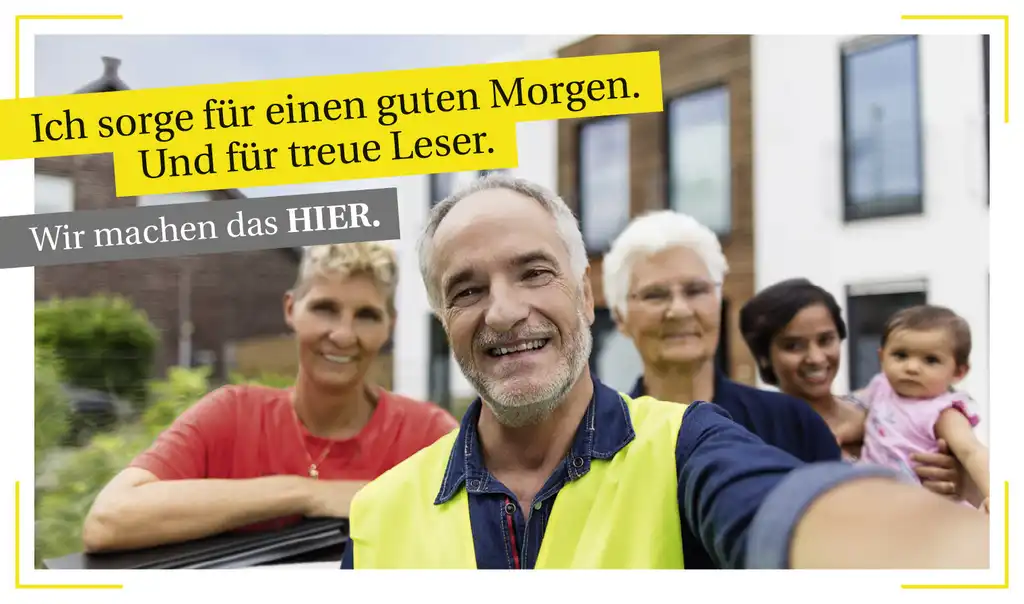Mitarbeiter der Rheinischen Post Mediengruppe lachen in die Kamera.