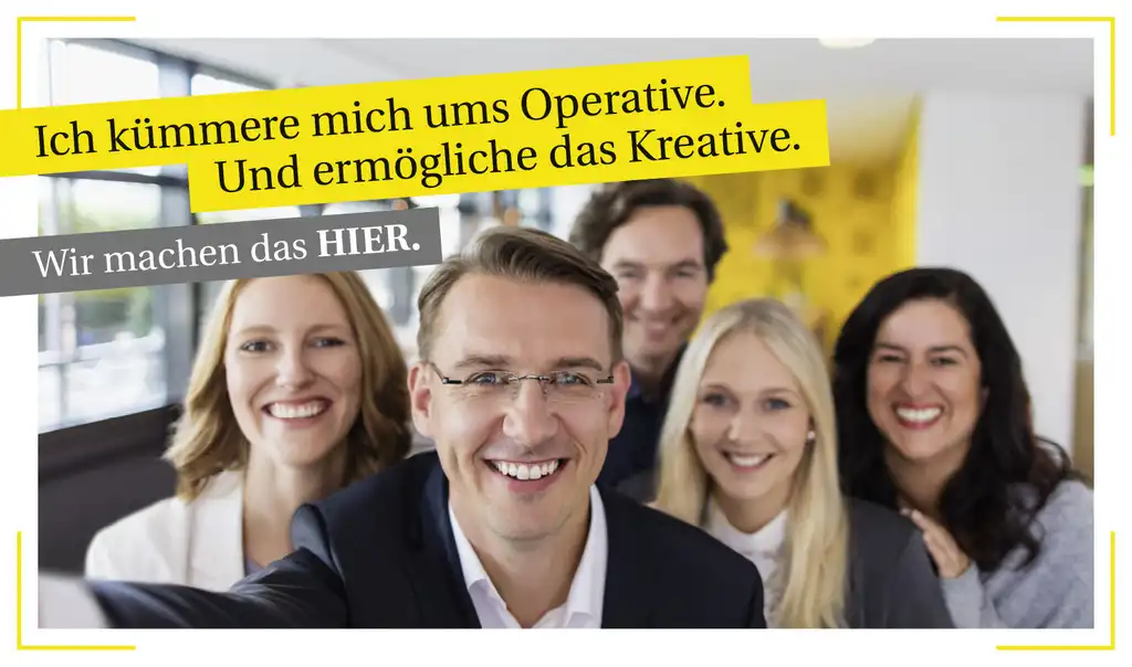 Mitarbeiter der Rheinischen Post Mediengruppe lachen in die Kamera.