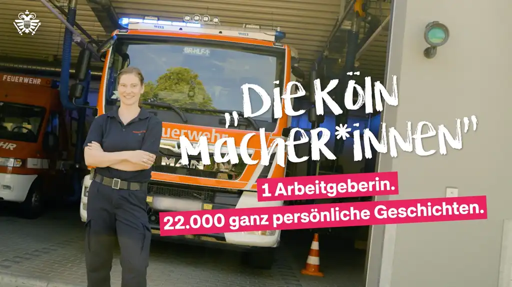 Eine Feuerwehrfrau steht vor einem Einsatzwagen. Dazu der Text: