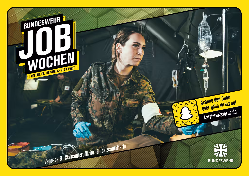 Eine Soldatin des Sanitätsdienst reguliert den Tropf eines Patienten.