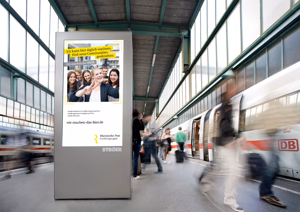 Ein Plakatmotiv auf dem Bahnsteig eines Bahnhofs