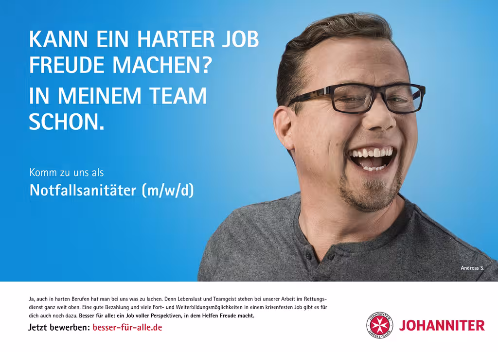 Ein Notfallsanitäter der Johanniter Unfall Hilfe und der Text "Kann einer harter Job Freude machen? In meinem Team schon."