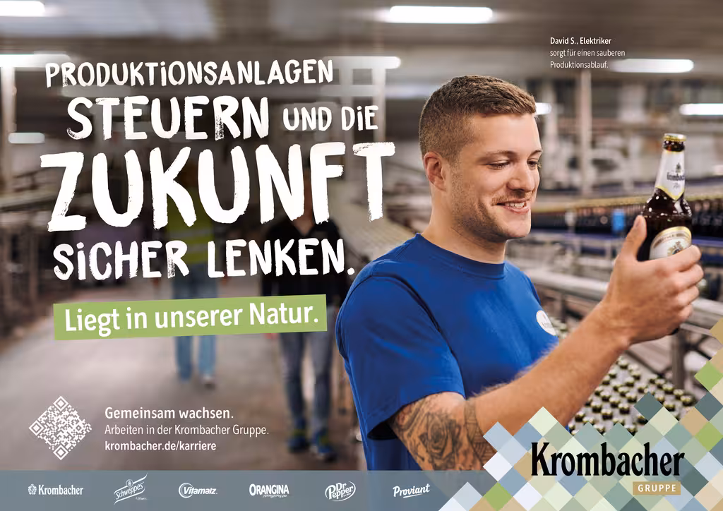 Ein Werbeplakat mit einem Krombach-Mitarbeiter und dem Text: Produktionsanlagen steuern und die Zukunft sicher lenken. Liegt in unserer Natur.