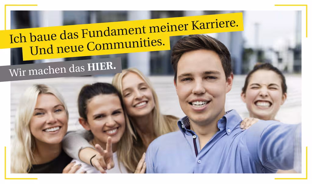 Mitarbeiter der Rheinischen Post Mediengruppe lachen in die Kamera.