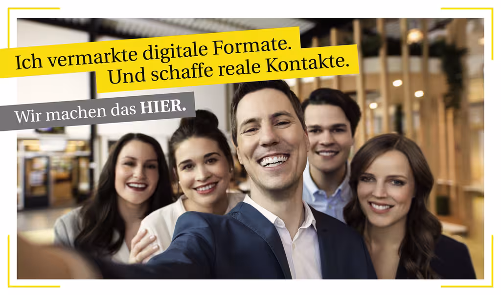 Mitarbeiter der Rheinischen Post Mediengruppe lachen in die Kamera.