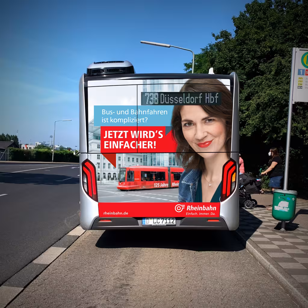 Ein Werbeplakat der Rheinbahn auf der Rückseite eines Busses