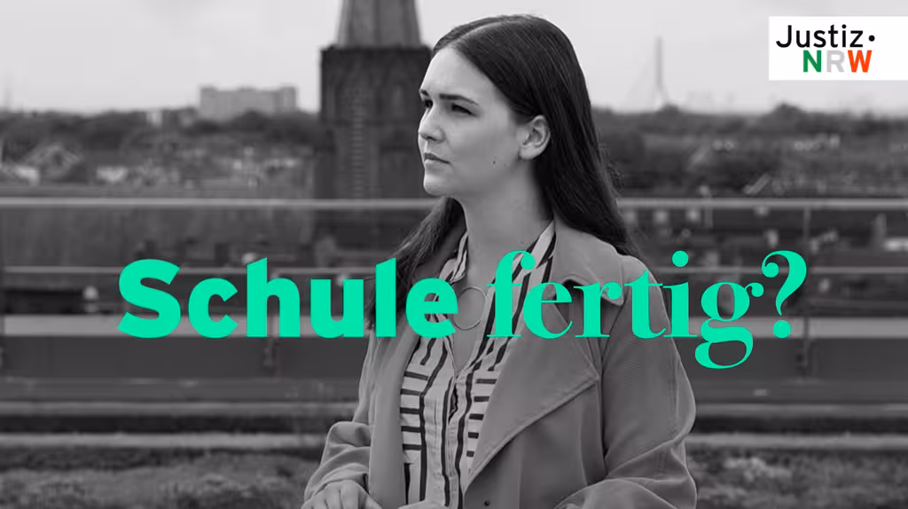 Eine Mitarbeiterin der Justiz NRW steht auf einer Terrasse und schaut in die Ferne. Dazu der Texte: "Schule fertig?"Parkdeck.