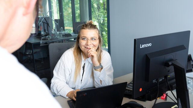 Eine Mitarbeiterin der Strategie der Agentur Castow sitzt an ihrem Rechner.