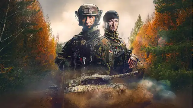 Zwei Soldaten der Bundeswehr von Herbstwald umringt.