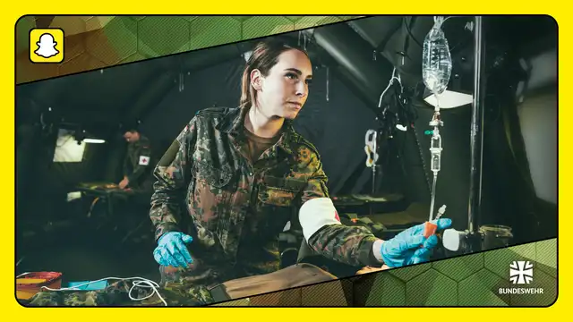 Eine Soldatin des Sanitätsdienst reguliert den Tropf eines Patienten.