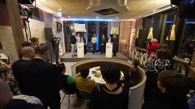 Der Blick auf die Bühne in einer McDonalds - Finale, auf der 6 Personen stehen und vor der mehrere Personen im Publikum stehen und sitzen.