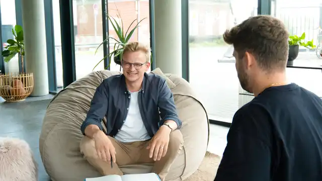 Mitarbeiterinnen der Strategie der Castenow GmbH in Düsseldorf sitzen nebeneinander im Konferenzraum.