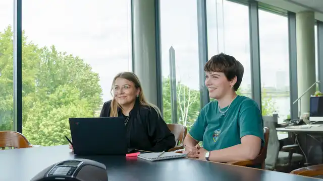 Mitarbeiterinnen der Strategie der Castenow GmbH in Düsseldorf sitzen nebeneinander im Konferenzraum.
