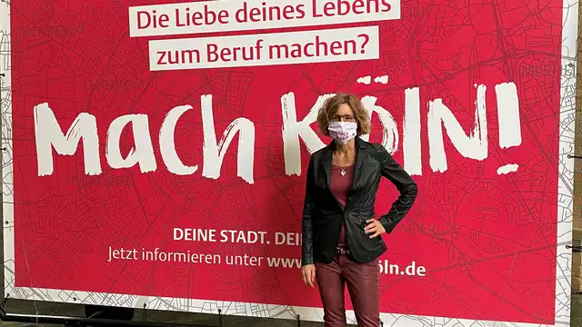 Sabine Castenow vor Kampagnen-Plakat