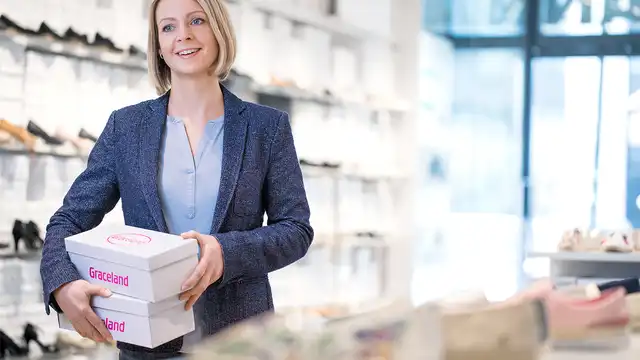 Schuhverkäuferin bei der Arbeit